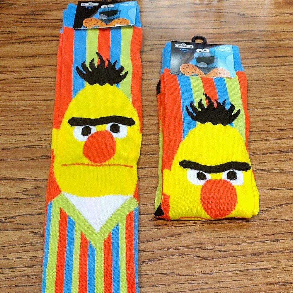 ๐ SESAME STREET Colorful CREW SOCKS 1 PAIR MENS SHOE SIZE 6.5 - 11 - Picture 1 of 4
